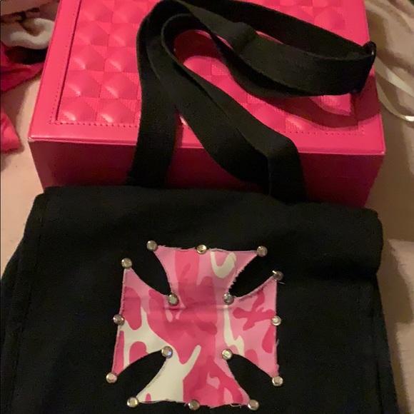 SOOO CHIC CROSS OR SADDLE BAG W. PINK CAMO CROSS‼️ - Picture 3 of 8